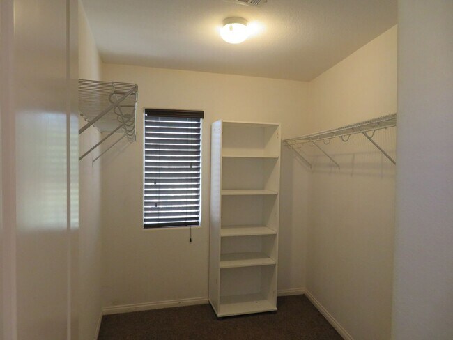 Building Photo - CLEAN AND READY TO MOVE IN