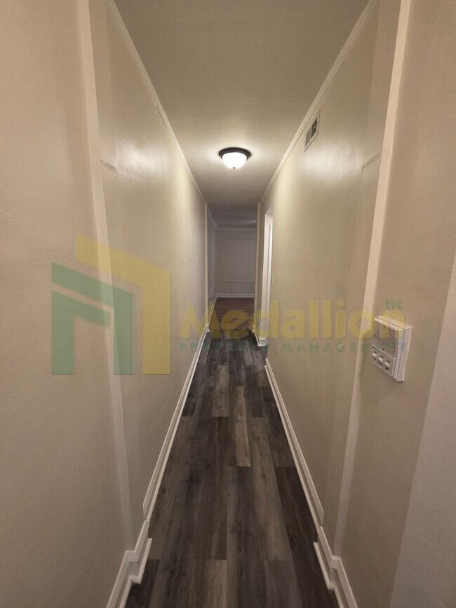 Building Photo - Beautifully Updated 2-Bedroom Apartment – Ground Floor!