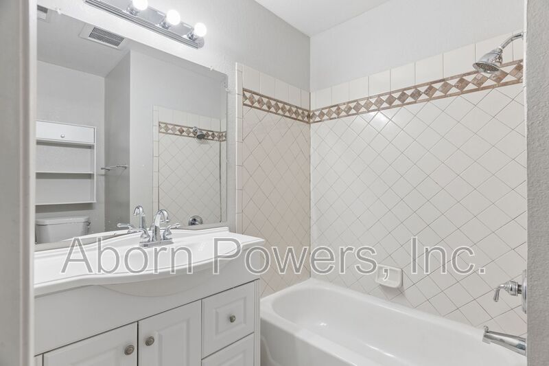Building Photo - 3180 Country Club Dr
