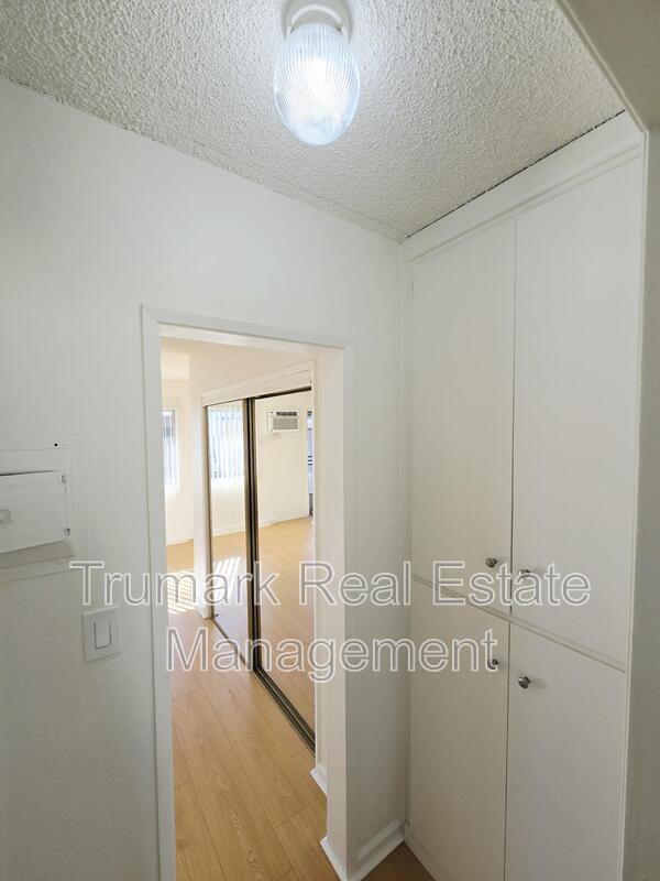 Building Photo - 345 E Tujunga Ave