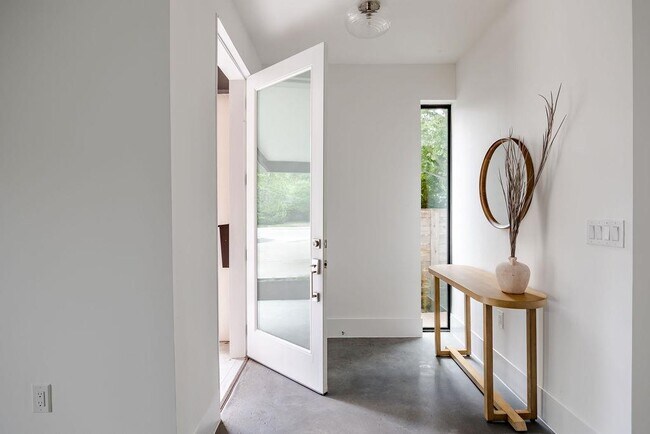 Building Photo - 1811 Justin Ln