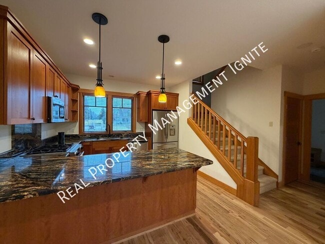 Building Photo - 453 S Pine St