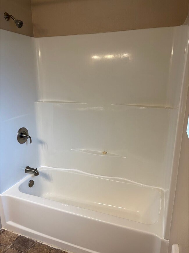 Building Photo - Springfield Duplex- 2 bedroom/1 bath updated unit