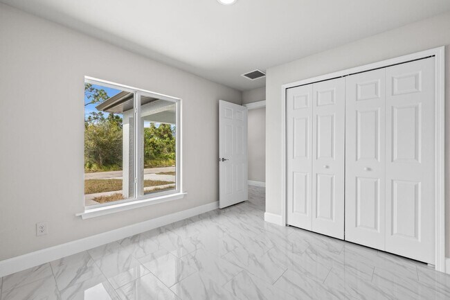 Building Photo - 2213 Kenneth Ave S