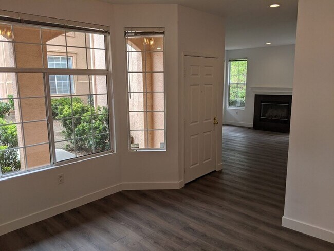 Building Photo - 2 Bedroom-2 Bathroom Single Story Condo in...