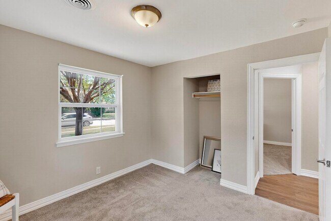 Building Photo - 2949 Hollandale Ln