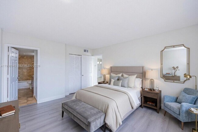 Building Photo - 4164 Inverrary Dr