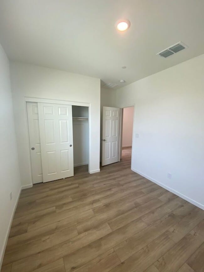 Building Photo - Solar Pet Friendly Single Story Home in Fo...