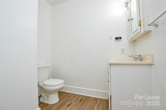 Building Photo - 2511 Woodstar Rd