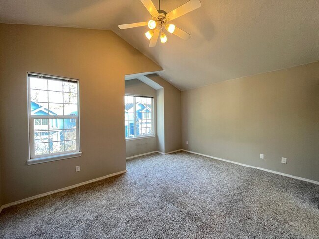Building Photo - Super-Cute Townhouse! 3 bed + 2.5 baths w/ Fantastic Floor Plan! (A/C & Washer / Dryer included!)