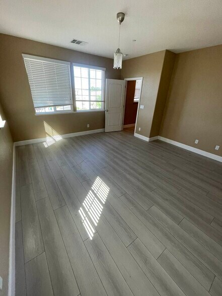 Building Photo - 880 Willow Bridge Dr