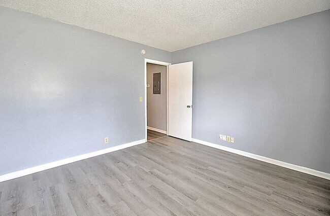 Building Photo - 910 Brett Dr