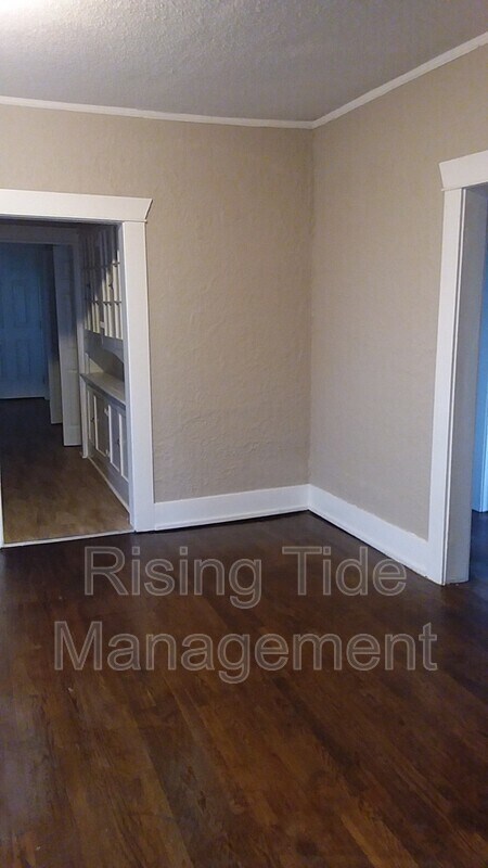 Building Photo - 200 9th Ct W