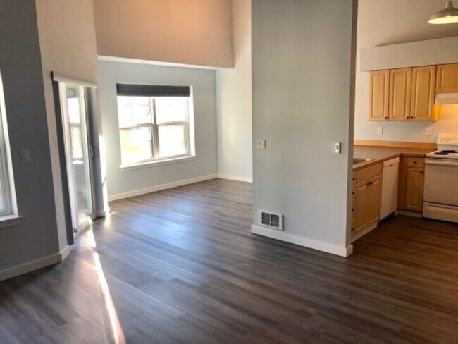 Building Photo - Vaulted Ceilings, Fireplace, LVP Flooring,...
