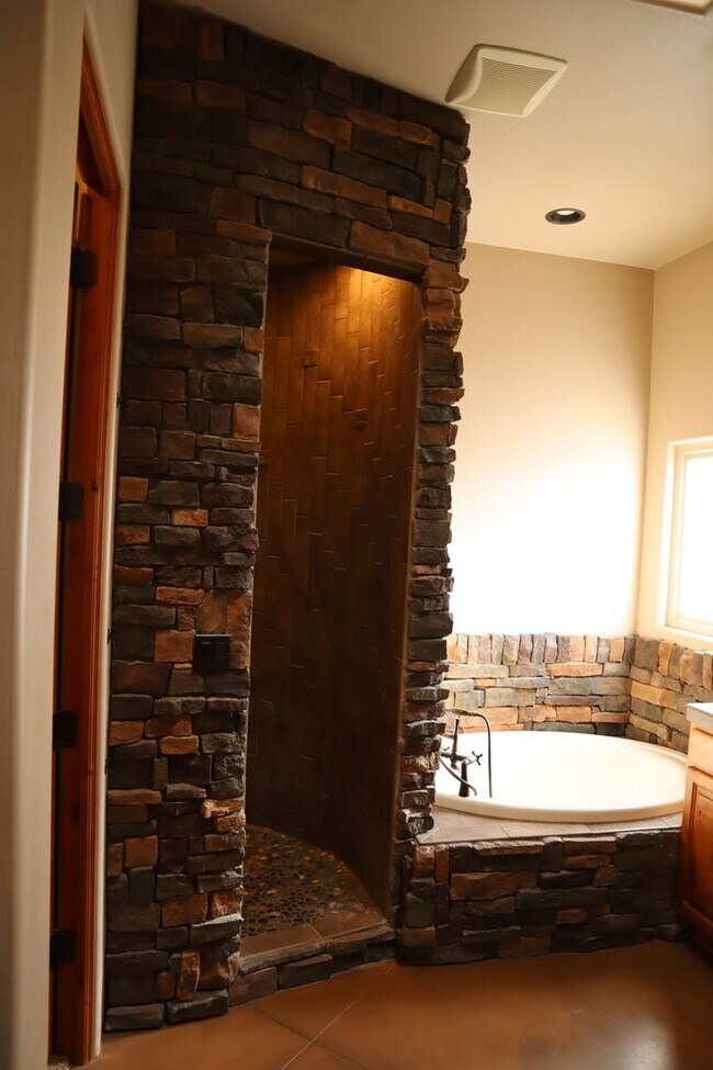 Building Photo - Your own resort! Elegant, Exclusive & Exquisite.