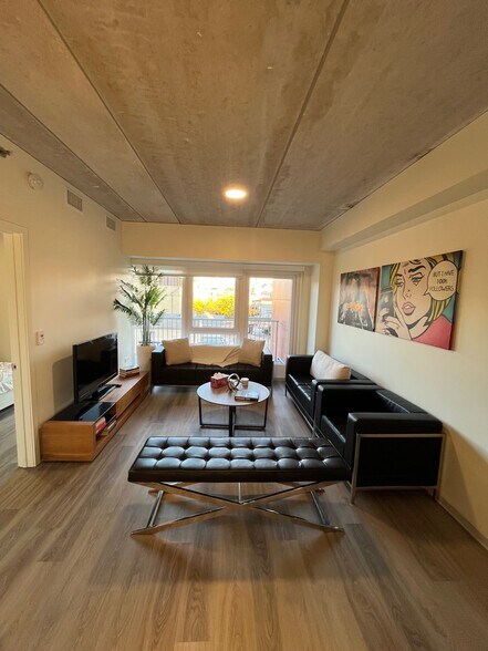 Building Photo - 334 W Schiller St