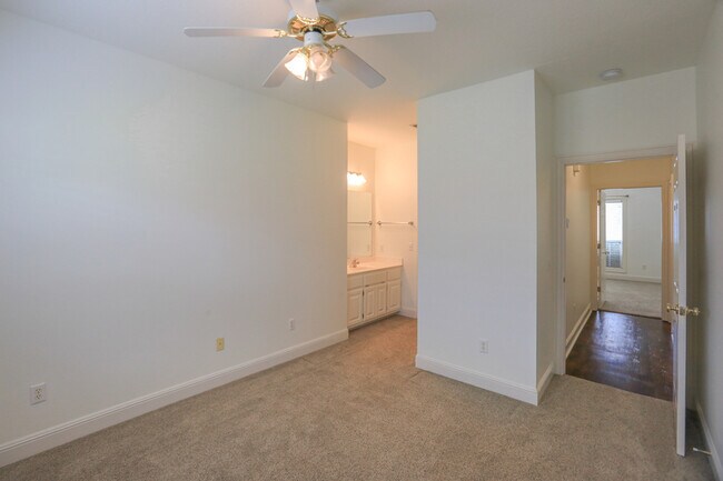 Building Photo - 303 Cross Ln