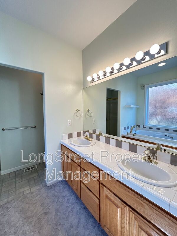 Building Photo - 852 Marilyn Dr