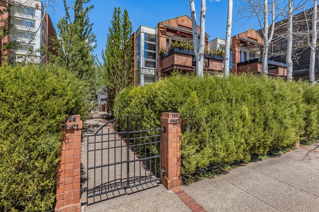 Building Photo - 708 E Hyman Ave