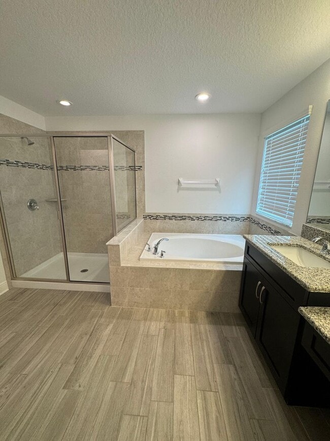 Building Photo - Spacious 5-Bedroom Riverview Home