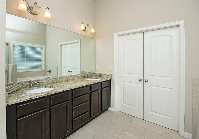Building Photo - 7490 Silk Tree Pointe
