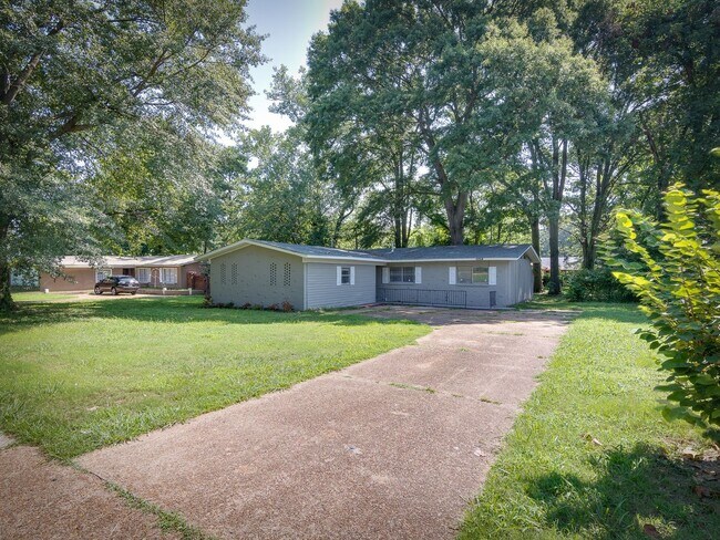 Primary Photo - -Beautifully renovated 3 bedroom, 2 bathro...