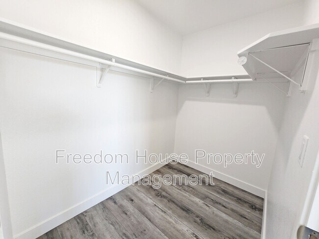 Building Photo - 561 Valiant Ave