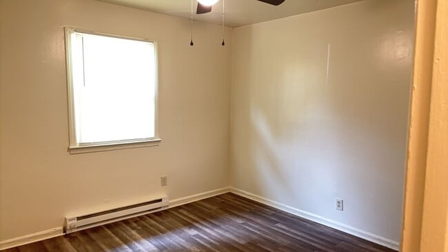 Building Photo - SRP-SH048-2033 Fallsdale Drive 1-4