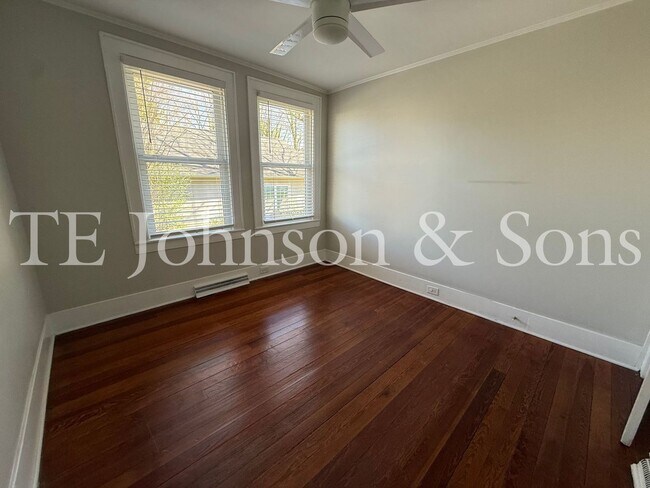 Building Photo - Charming 3BR Home with Fenced Yard, Hardwood Floors and Classic Built Ins