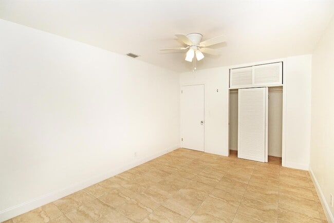 Building Photo - 630 Prosperity Farms Rd