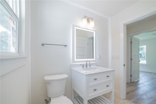 Building Photo - 1502 Villanova Dr
