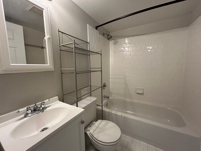 Building Photo - One Bedroom One Bathroom Condo in Leesburg...