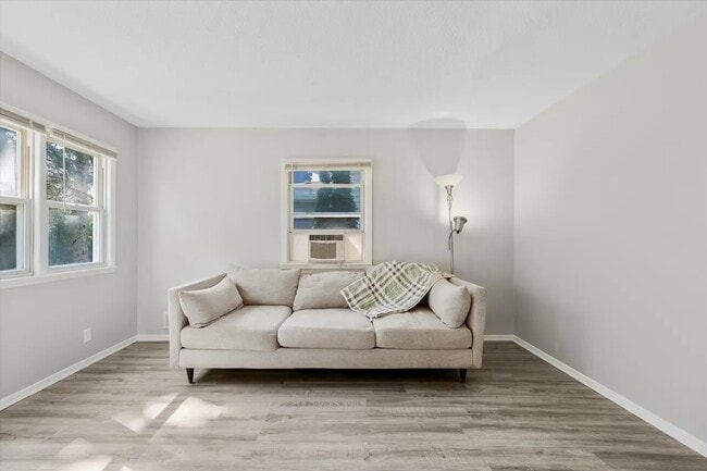 Building Photo - 928 8th Ave S