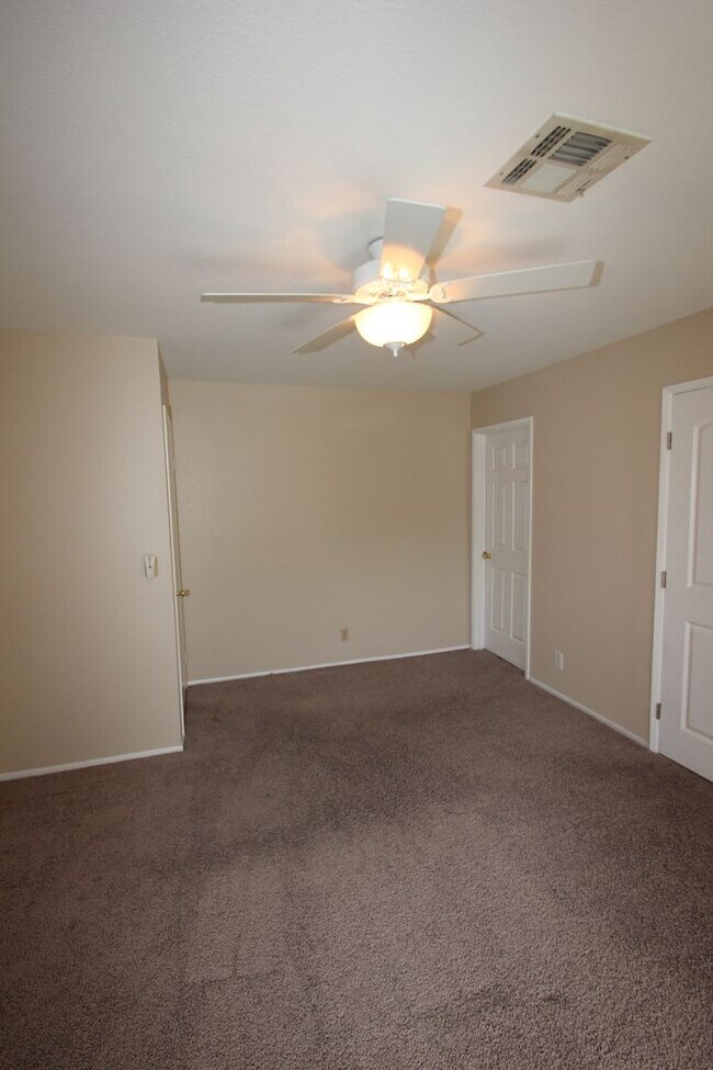 Building Photo - Lovely 2 Bed 2 Bath Downstairs Condo in Gr...