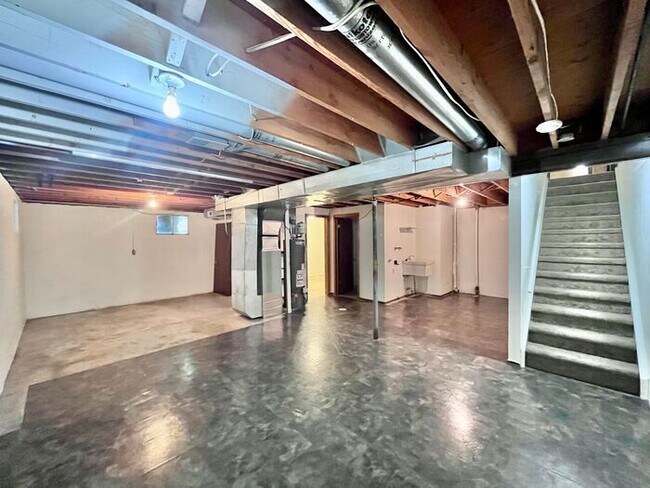 Building Photo - 2 Bedroom/2 Bath Spacious Brick Ranch Styl...