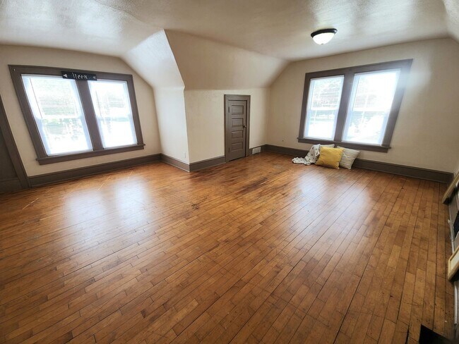 Building Photo - 1300 W Prospect Ave