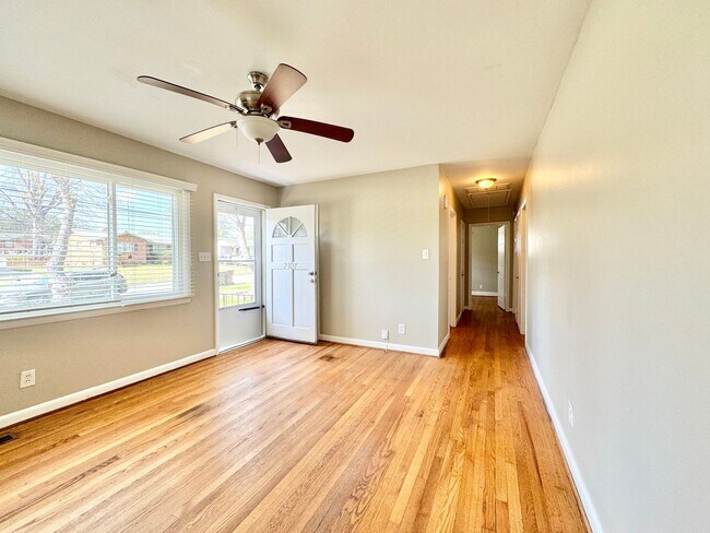 Building Photo - Charming 2BR with Refinished Hardwoods