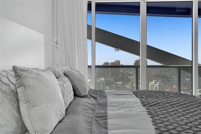 Building Photo - 3101 Bayshore Dr