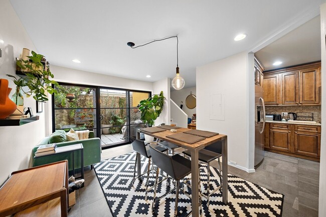 Building Photo - 3018 Baldwin St