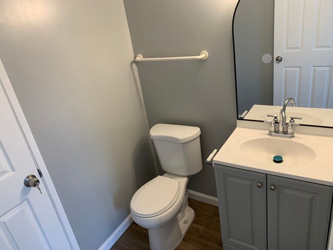 Building Photo - 2Bed/1.5Bth Remodeled fresh clean..like new move in ready now!