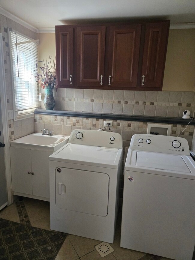 Building Photo - 253 Mantua St