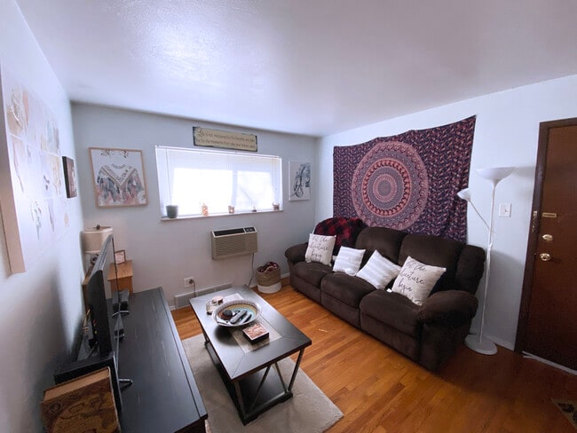 Living Room - 2000 Bellevue Ave