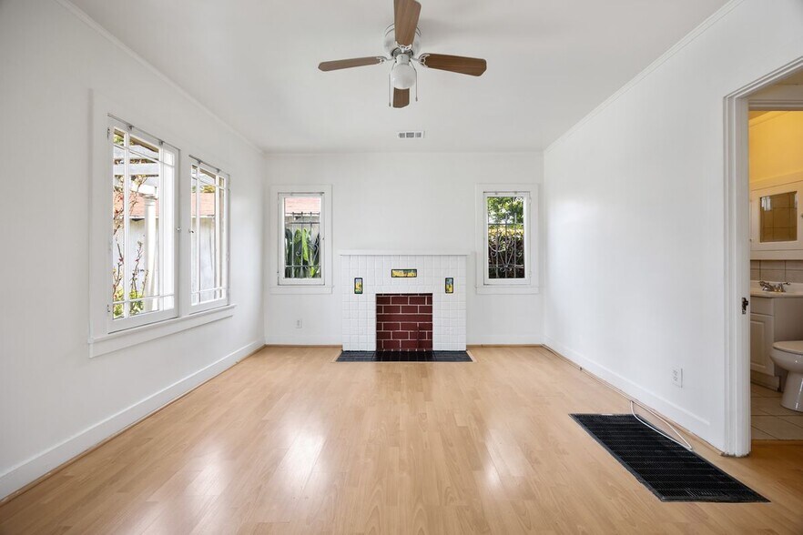 Building Photo - 1712 1/2 W 39th St, REAR
