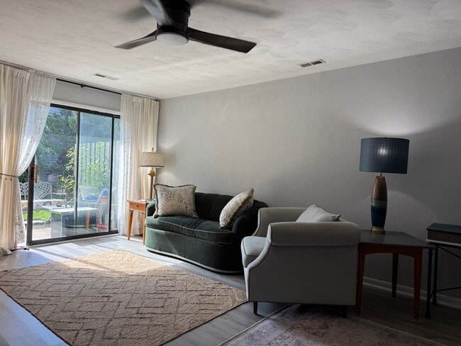 Building Photo - Charming 2 Bedroom 2 Bathroom Condo Locate...