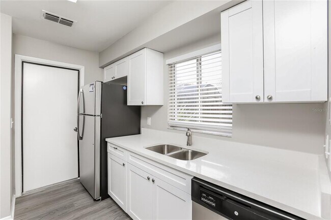 Building Photo - 105 Whispering Pines Ct