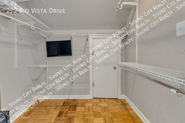 Building Photo - 272 Rio Vista Dr