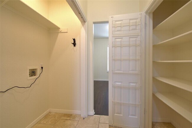 Building Photo - 2423 Falcon Dr