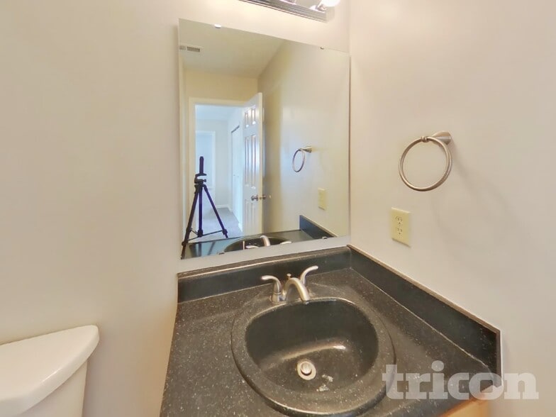 Building Photo - 569 Stobus Dr