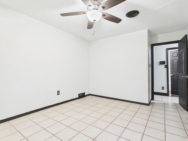 Building Photo - 619 SW 45th St