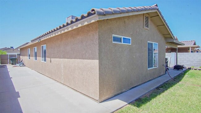Building Photo - Gorgeous 4 Bedroom, 2 Bathroom Solar Home in Desert Oasis!